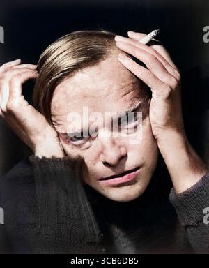 29 septembre 2023, New York, New York, États-Unis : Truman capote (1924-1984), romancier, scénariste, dramaturge et acteur américain, portrait de la tête et des épaules avec cigarette, Roger Higgins, New York World-Telegram and the Sun Newspaper Photograph Collection, 1959 (crédit image : © JT Vintage via ZUMA Press Wire) Banque D'Images