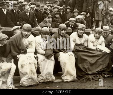 16 octobre 2014, Chicago, Illinois, États-Unis : George Trafton (gauche), Jim McMillen (2e gauche), Don Murry (centre), Red Grange (droite), Chicago Bears, National Football League, Underwood & Underwood, 1925 (crédit image : © JT Vintage via ZUMA Press Wire) Banque D'Images