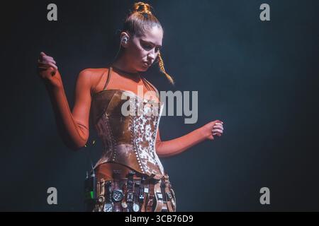 8 novembre 2023, Copenhague, Copenhague, Danemark : Copenhague, Danemark. 08 novembre 2023. Le chanteur, compositeur et multi-instrumentiste américain Eartheater donne un concert à VEGA à Copenhague. (Crédit image : © Peter Troest/Gonzales photo via ZUMA Press) Banque D'Images