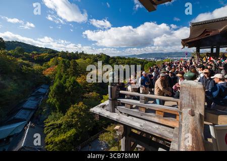 Vue panoramique sur une scène de temple bouddhiste historique Kiyomizu-dera remplie de touristes, entourée de verdure luxuriante et de paysages majestueux Banque D'Images