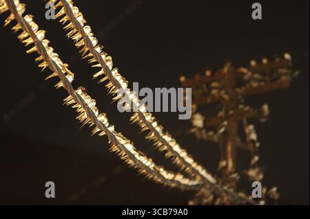 7 octobre 2023, Yogyakarta, Yogyakarta, Indonésie : des milliers de hirundo rustica asiatiques perchés sur les lignes électriques de la ville et les lumières des panneaux d'affichage pour se reposer la nuit à Yogyakarta, le 7,2023 octobre. Cet oiseau de petite longueur migre de ses aires de reproduction en Amérique du Nord et en Eurasie. Pour éviter les conditions météorologiques extrêmes, ces oiseaux volent, cherchent de la nourriture et se reposent dans d'autres régions. L'itinéraire de voyage est assez long, à partir de l'Amérique centrale et du Sud, du sud de l'Espagne, du Maroc, de l'Egypte, de l'Afrique subsaharienne, moyen-Orient, Inde, Indochine, Malaisie, Australie, jusqu'à l'arrivée en Indonésie à Septembe Banque D'Images