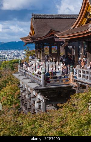Foules de touristes sur la scène historique au temple bouddhiste Kiyomizu-dera, situé sur un point de vue panoramique, avec de nombreux visiteurs, Kyoto, Japon Banque D'Images