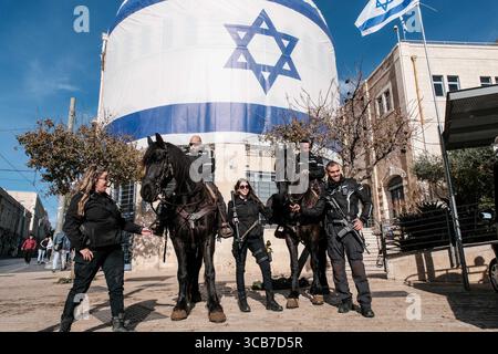 20 décembre 2023, Jérusalem, Israël : des policiers et des femmes patrouillent dans les rues de Jérusalem, en accordant une attention particulière à la jonction entre Jérusalem-est et Jérusalem-Ouest dans une tentative de réprimer toute perturbation. (Crédit image : © Nir Alon/ZUMA Press Wire) Banque D'Images
