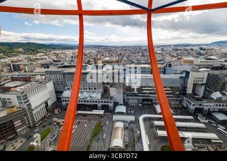 L'étalement urbain de Kyoto est visible d'un point de vue unique, encadré par des poutres orange vif à la tour Nidec Kyoto Banque D'Images