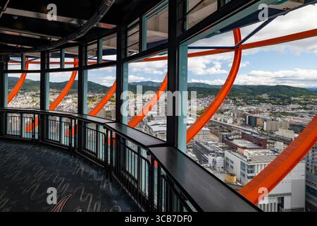 Vue panoramique depuis le pont d'observation Nidec Kyoto Tower avec des structures orange uniques, offrant une perspective panoramique sur le paysage urbain de Kyoto Banque D'Images