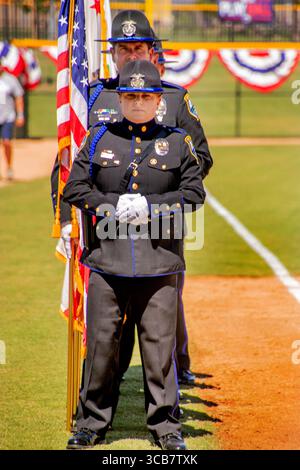 16 septembre 2018, Irvine, Californie : une policière stoïque rejoint ses collègues masculins en uniforme vestimentaire alors qu’ils participent à l’inauguration d’un stade de softball à Irvine, CA. (Crédit image : © Spencer Grant/ZUMA Press Wire) Banque D'Images