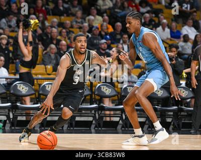 6 novembre 2023 : L'attaquant de la FIU Jonathan Aybar (21 ans) défend une course au panier du garde de l'UCF Darius Johnson (3 ans) lors de la 2e mi-temps de basket NCAA entre les Panthers de la FIU et les Knights de l'UCF. UCF a battu FIU 85-62 à addition Financial Arena à Orlando, FL. Romeo T Guzman/Cal Sport Media (crédit image : Banque D'Images