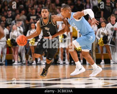 6 novembre 2023 : le garde de la FIU Dante Wilcox (12 ans) défend le garde de l'UCF Darius Johnson (3 ans) lors de la 2e mi-temps de basket NCAA entre les Panthers de la FIU et les Knights de l'UCF. UCF a battu FIU 85-62 à addition Financial Arena à Orlando, FL. Romeo T Guzman/Cal Sport Media (crédit image : Banque D'Images