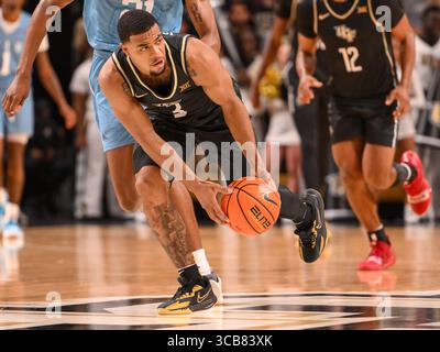 6 novembre 2023 : Garde de l'UCF Darius Johnson (3) lors de la 2e mi-temps de basket-ball NCAA entre les Panthers de la FIU et les Knights de l'UCF. UCF a battu FIU 85-62 à addition Financial Arena à Orlando, FL. Romeo T Guzman/Cal Sport Media (crédit image : Banque D'Images
