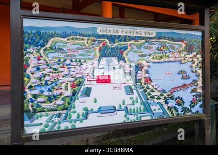 Carte illustrée montrant les jardins, les chemins et les structures du sanctuaire Heian Jingu, entourés de cerisiers en fleurs et d'eau immaculée, offrant un charme Banque D'Images
