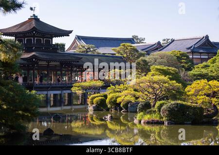 Pavillon Heian Jingu Taiheikaku entouré de verdure luxuriante et d'eau réfléchissante. Jardin du sanctuaire Heian, quartier Sakyo, Kyoto, Kansai, Honshu, Japon Banque D'Images