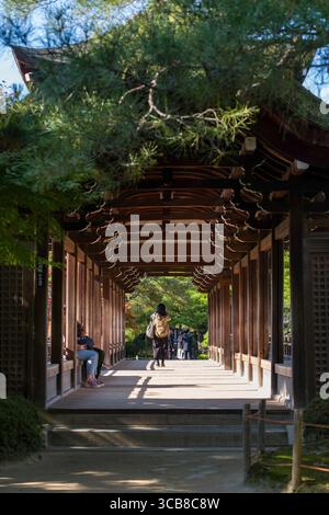 Pavillon Heian Jingu Taiheikaku entouré d'une verdure luxuriante dans un jardin de temple japonais tranquille, invitant à des moments de réflexion et de sérénité. Heian S. Banque D'Images