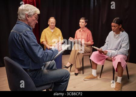 Groupe diversifié de personnes ayant la répétition dans le petit théâtre Banque D'Images