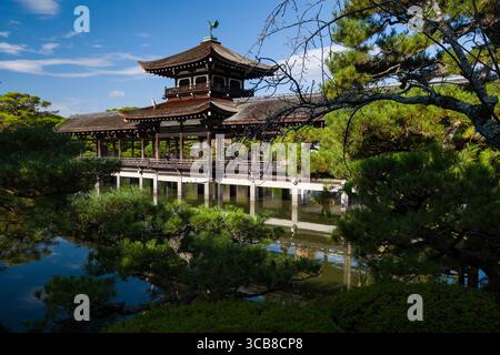 Heian Jingu Taiheikaku Pavillon entouré d'une végétation luxuriante et reflété dans un étang tranquille, incarnant l'architecture japonaise traditionnelle et sereine l Banque D'Images