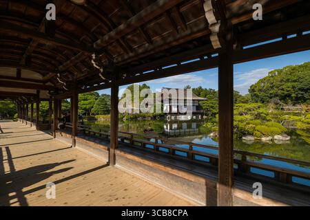 Heian Jingu Taiheikaku Pavillon conçu à l'architecture japonaise entouré d'une végétation luxuriante et d'un étang réfléchissant, Kyoto, Japon Banque D'Images
