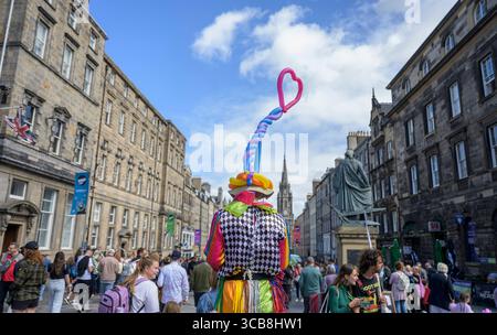 Édimbourg, Royaume-Uni. 07 août 2025. 7 août 2025 Édimbourg, Edinburgh Fringe Festival. Le Edinburgh Fringe bat maintenant son plein et les foules affluent vers le Royal Mile pour découvrir l'éventail de talents, de vues et de sons des artistes de rue. Scène de rue avec clown et ballons. Crédit : phil wilkinson/Alamy Live News Banque D'Images