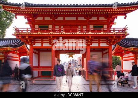 La porte Yasaka Jinja Nishiromon à Kyoto, animée par les visiteurs pendant une journée de ville animée. Gionmachi Kitagawa, quartier de Higashiyama, Kyoto, Kansai, Honshu, Banque D'Images