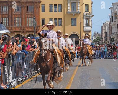 30 avril 2023, Lima, Lima, Pérou : femme créole chevauchant des chevaux Paso péruviens lorsque des danseurs de folklore sont descendus dans les rues du centre-ville de Lima dans le cadre des célébrations du défilé de la Journée internationale de la danse 2023. (Crédit image : © Carlos Garcia Granthon/ZUMA Press Wire) Banque D'Images