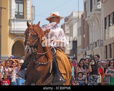 30 avril 2023, Lima, Lima, Pérou : femme créole chevauchant des chevaux Paso péruviens lorsque des danseurs de folklore sont descendus dans les rues du centre-ville de Lima dans le cadre des célébrations du défilé de la Journée internationale de la danse 2023. (Crédit image : © Carlos Garcia Granthon/ZUMA Press Wire) Banque D'Images
