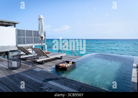 C'est le bar à jus flottant du petit déjeuner aux Maldives. Banque D'Images