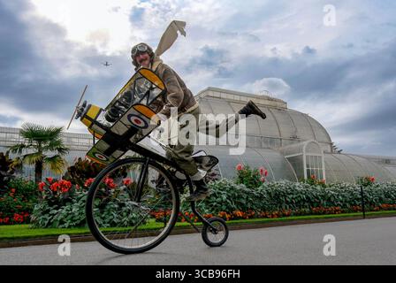 Londres, Royaume-Uni. 7 août 2025.. The Flying Gentlemen at the Summer cycle à Kew - le jardin botanique qui abrite les « collections botaniques et mycologiques les plus grandes et les plus diversifiées du monde ». BensCapMedia/Alamy Live News Banque D'Images