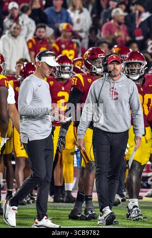 4 novembre 2023 Los Angeles, CA.L'entraîneur-chef des Trojans de l'USC Lincoln Riley et le coordinateur défensif Alex Grinch sur la ligne latérale au quatrième quart-temps lors du match de football de la NCAA entre les Trojans de l'USC et les Huskies de Washington au Coliseum de Los Angeles, Californie..crédit photo obligatoire : Louis Lopez/Cal Sport Media (crédit image : © Louis Lopez/CSM via ZUMA Press Wire) Banque D'Images