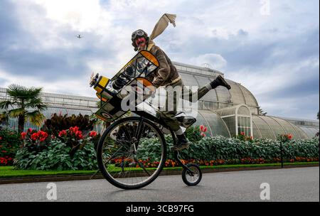 Londres, Royaume-Uni. 7 août 2025.. The Flying Gentlemen at the Summer cycle à Kew - le jardin botanique qui abrite les « collections botaniques et mycologiques les plus grandes et les plus diversifiées du monde ». BensCapMedia/Alamy Live News Banque D'Images