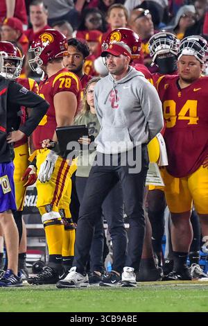 4 novembre 2023 Los Angeles, CA.USC Trojans coordinateur défensif Alex Grinch au quatrième quart-temps lors du match de football de la NCAA entre les Trojans USC et les Huskies de Washington au Coliseum de Los Angeles, Californie..crédit photo obligatoire : Louis Lopez/Cal Sport Media (crédit image : © Louis Lopez/CSM via ZUMA Press Wire) Banque D'Images