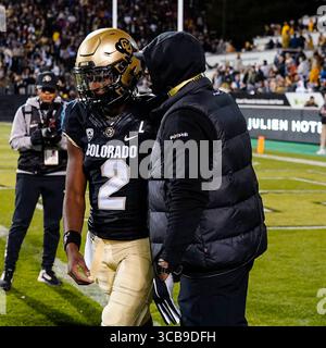 13 octobre 2023 : Deion Sanders, entraîneur-chef des Buffaloes du Colorado, a un mot avec son quaterback des Buffaloes du Colorado, Shedeur Sanders (2), avant le match de football entre le Colorado et Stanford à Boulder, EN CALIFORNIE. Derek Regensburger/CSM. (Crédit image : © Derek Regensburger/CSM via ZUMA Press Wire) Banque D'Images