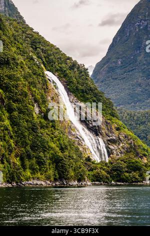 Lady Bowen Falls en automne à Milford Sound, Fiordland National Park, Southland, South Island, Nouvelle-Zélande Banque D'Images