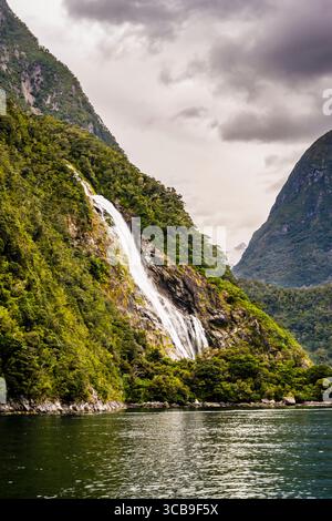 Eaux d'automne dans les chutes Lady Bowen à Milford Sound, Fiordland National Park, Southland, South Island, Nouvelle-Zélande Banque D'Images