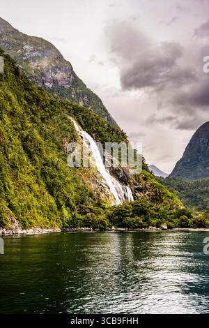 Lady Bowen Falls à Milford Sound, Fiordland National Park, Southland, South Island, Nouvelle-Zélande Banque D'Images