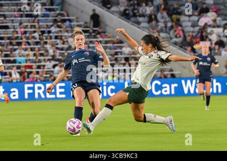 26 mai 2023 : Christen Westphal (20 ans), défenseur du Wave FC de San Diego, et Reyna Reyes (2 ans), défenseur du Portland Thorns, lors d'un match de football NWSL entre les Portland Thorns et le Wave FC de San Diego au Snapdragon Stadium de San Diego, en Californie. Justin Fine/CSM (image de crédit : Banque D'Images