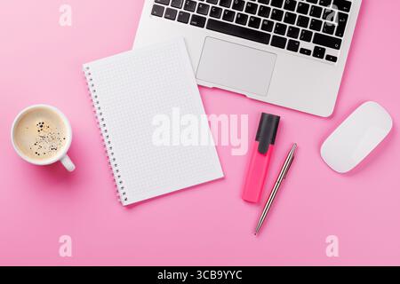 Vue de dessus d'un bureau rose avec fournitures de bureau, tasse à café et bloc-notes vierge. Espace de travail féminin et créatif avec espace de copie Banque D'Images
