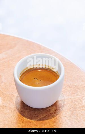 Espresso fraîchement préparé servi dans une petite tasse sur une table, capturant l'arôme riche et la saveur audacieuse d'un moment café parfait Banque D'Images