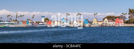 Maisons colorées à Fishermans Village, Marina del Rey, Los Angeles, avec des façades vibrantes et des vues sur le front de mer Banque D'Images