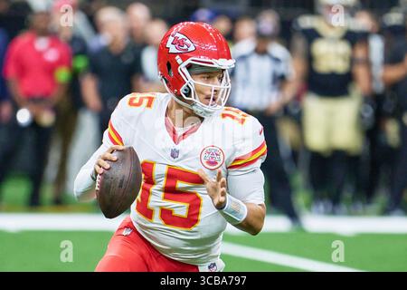 13 août 2023, NOUVELLE-ORLÉANS, LOUISIANE, États-Unis : le quarterback Patrick Mahomes des Chiefs de Kansas City cherche à passer contre les Saints de la Nouvelle-Orléans dans un match de pré-saison de la NFL à la Nouvelle-Orléans, Louisiane, États-Unis, le 13 août 2023. (Crédit image : © Dan Anderson/ZUMA Press Wire) Banque D'Images