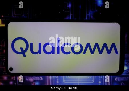13 septembre 2023, Sleman, Yogyakarta, Indonésie : dans cette illustration photo, le logo de la multinationale qui fabrique des semi-conducteurs et des logiciels et fournit des services liés à la technologie sans fil, QUALCOMM peut être vu sur l'écran du smartphone. (Crédit image : © Angga Budhiyanto/ZUMA Press Wire) Banque D'Images