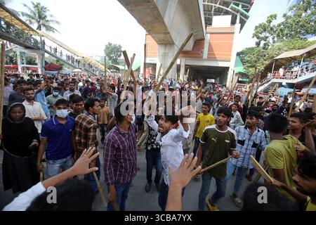 1er novembre 2023, Dhaka, Wari, Bangladesh : les travailleurs du vêtement bloquent les routes alors qu’ils participent à une manifestation à Dhaka le 1er novembre 2023. Des milliers de travailleurs bangladais de l'habillement ont barricadé les routes mercredi à Dhaka pour exiger des salaires équitables pour les vêtements qu'ils fabriquent pour les grandes marques occidentales, avec au moins deux tués pendant les jours de manifestations. (Crédit image : © Habibur Rahman/ZUMA Press Wire) Banque D'Images