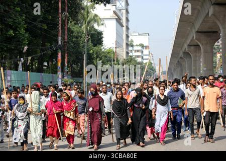 1er novembre 2023, Dhaka, Wari, Bangladesh : les travailleurs du vêtement bloquent les routes alors qu’ils participent à une manifestation à Dhaka le 1er novembre 2023. Des milliers de travailleurs bangladais de l'habillement ont barricadé les routes mercredi à Dhaka pour exiger des salaires équitables pour les vêtements qu'ils fabriquent pour les grandes marques occidentales, avec au moins deux tués pendant les jours de manifestations. (Crédit image : © Habibur Rahman/ZUMA Press Wire) Banque D'Images