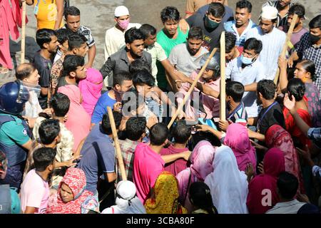 1er novembre 2023, Dhaka, Wari, Bangladesh : les travailleurs du vêtement bloquent les routes alors qu’ils participent à une manifestation à Dhaka le 1er novembre 2023. Des milliers de travailleurs bangladais de l'habillement ont barricadé les routes mercredi à Dhaka pour exiger des salaires équitables pour les vêtements qu'ils fabriquent pour les grandes marques occidentales, avec au moins deux tués pendant les jours de manifestations. (Crédit image : © Habibur Rahman/ZUMA Press Wire) Banque D'Images