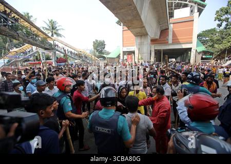 1er novembre 2023, Dhaka, Wari, Bangladesh : les travailleurs du vêtement bloquent les routes alors qu’ils participent à une manifestation à Dhaka le 1er novembre 2023. Des milliers de travailleurs bangladais de l'habillement ont barricadé les routes mercredi à Dhaka pour exiger des salaires équitables pour les vêtements qu'ils fabriquent pour les grandes marques occidentales, avec au moins deux tués pendant les jours de manifestations. (Crédit image : © Habibur Rahman/ZUMA Press Wire) Banque D'Images