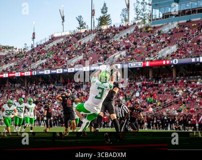 Septembre 30 2023 Palo Alto, CA États-Unis Oregon Tight End Terrance Ferguson (3) fait une excellente prise sur un joueur défensif de Stanford pour un toucher pendant le match de football de la NCAA entre les Ducks de l'Oregon et le Cardinal de Stanford. Oregon a battu Stanford 42-6 au Stanford Stadium Palo Alto, CA Thurman James / CSM (crédit image : © Thurman James/CSM via ZUMA Press Wire) Banque D'Images
