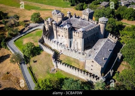 Vue aérienne du château médiéval de Fenis en été. Fenis, Vallée d'Aoste, Italie. Banque D'Images