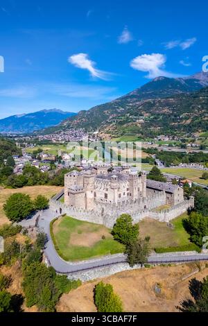 Vue aérienne du château médiéval de Fenis en été. Fenis, Vallée d'Aoste, Italie. Banque D'Images