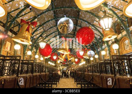 Royaume-Uni, Londres, Covent Garden Shopping Centre, décorations de Noël Banque D'Images