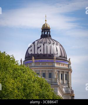 Berlin, Allemagne. 07 août 2025. Le Palais de Berlin ou Humboldt Forum peut être vu derrière les arbres verts dans le Lustgarten. Crédit : Soeren Stache/dpa/Alamy Live News Banque D'Images