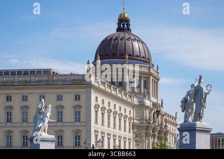 Berlin, Allemagne. 07 août 2025. Le Palais de Berlin ou Humboldt Forum peut être vu derrière les sculptures sur le pont du Palais. Crédit : Soeren Stache/dpa/Alamy Live News Banque D'Images