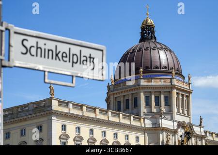 Berlin, Allemagne. 07 août 2025. Le Palais de Berlin ou Humboldt Forum peut être vu derrière le panneau de rue Schinkelplatz. Crédit : Soeren Stache/dpa/Alamy Live News Banque D'Images