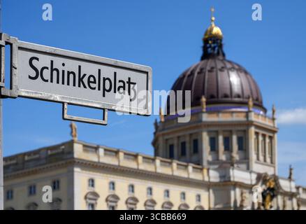 Berlin, Allemagne. 07 août 2025. Le Palais de Berlin ou Humboldt Forum peut être vu derrière le panneau de rue Schinkelplatz. Crédit : Soeren Stache/dpa/Alamy Live News Banque D'Images